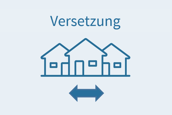 Symbolbild mit der Überschrift "Versetzung", sowie 3 Häusern und einem Richtungspfeil unterhalb der 3 Häuser. Der Richtungspfeil zeigt nach rechts und links.