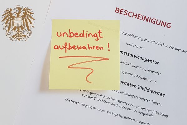 Ausschnitt eines Muster-Dokuments mit dem Titel „Bescheinigung“. Auf diesem klebt ein gelbes Post-It mit dem handgeschriebenen Aufdruck „unbedingt aufbewahren!“. Links im Bild befindet sich ein Ausschnitt einer Mappe, auf der der österreichische Bundesadler in der Farbe Gold aufgedruckt ist.