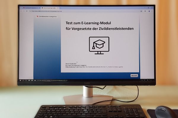 Auf einem Computer-Bildschirm ist der Online Test E-Learning für Vorgesetzte der Zivildienstleistenden zu sehen.