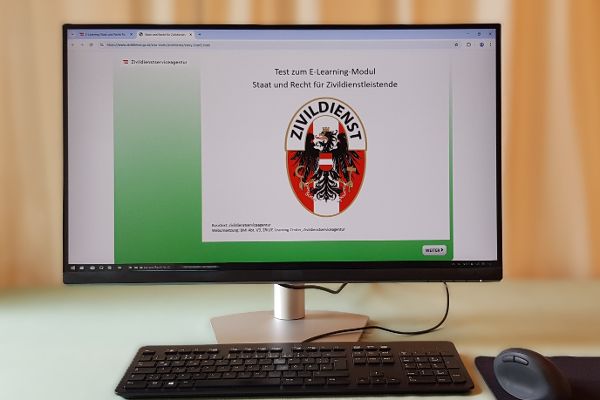 Auf einem Computer-Bildschirm ist der Online-Test E-Learning "Staat und Recht" für Zivildienstleistende zu sehen.