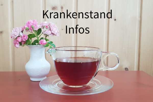 Symbolfoto mit einer Tasse aus Glas mit Tee, links daneben steht eine weiße Vase mit rosaroten Blumen. Die Tasse Tee steht auf einem roten Tisch.
