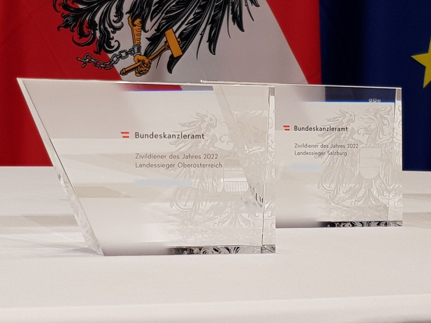 Zwei Glaspokale mit dem Aufdruck "Bundeskanzleramt" und "Zivildiener des Jahres 2022" Landessieger