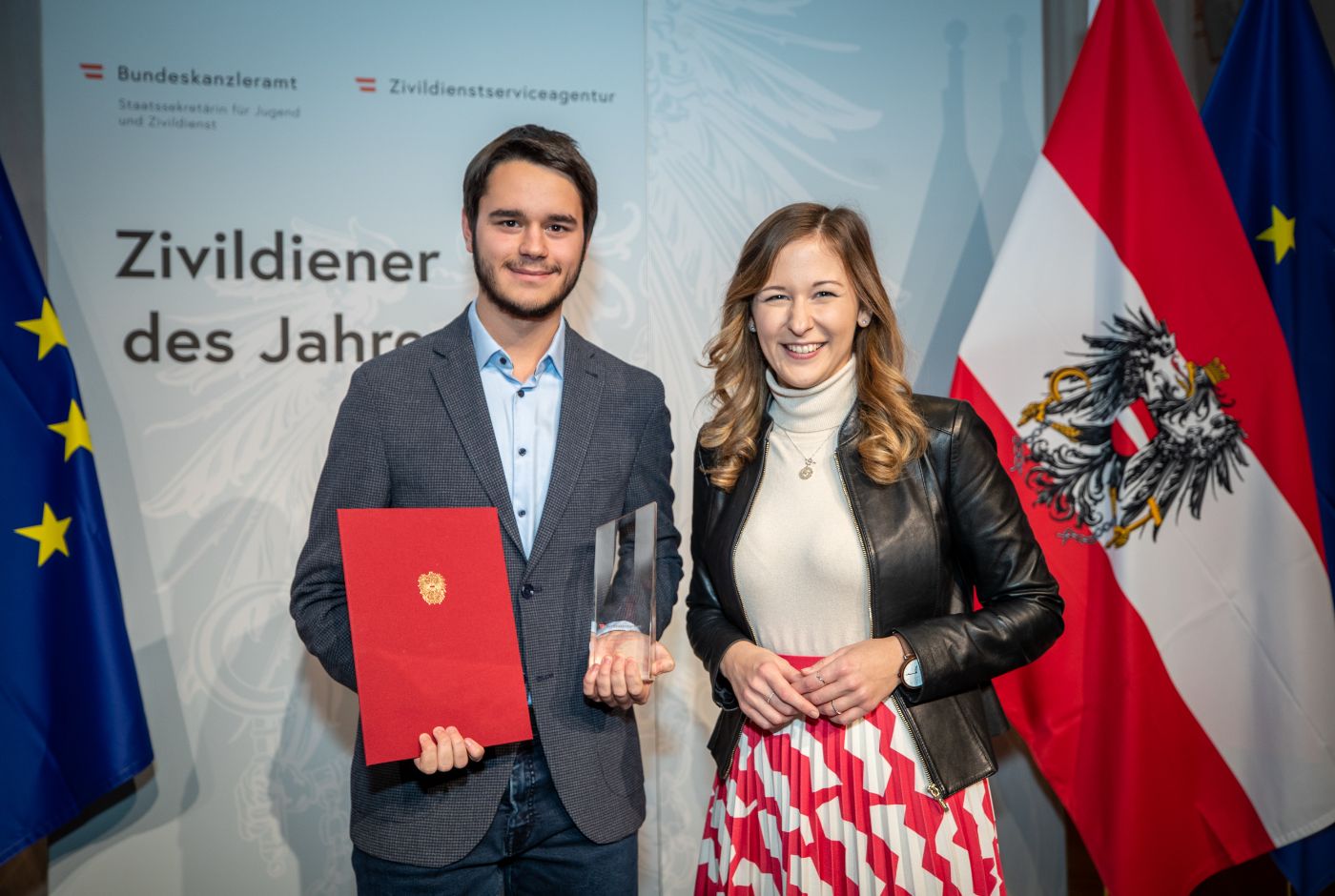 Zivildiener des Jahres 2022, Landessieger Vorarlberg, der zugleich auch der Bundessieger ist, und Staatssekretärin Claudia Plakolm