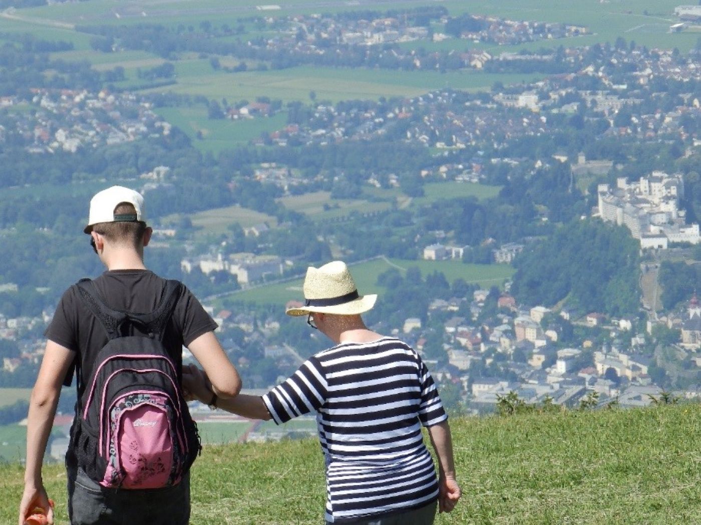 Ein Zivildiener und eine Klientin beim Wandern in den Bergen im Rahmen eines Bewohnerausfluges des Hauses St. Vinzenz