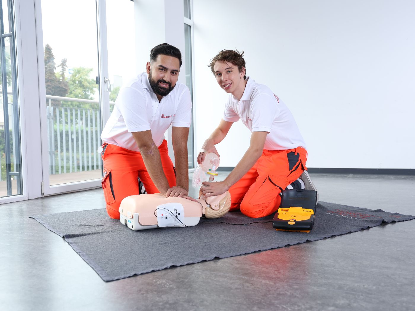 Zwei Zivildiener bei der Ausbildung zum Rettungssanitäter