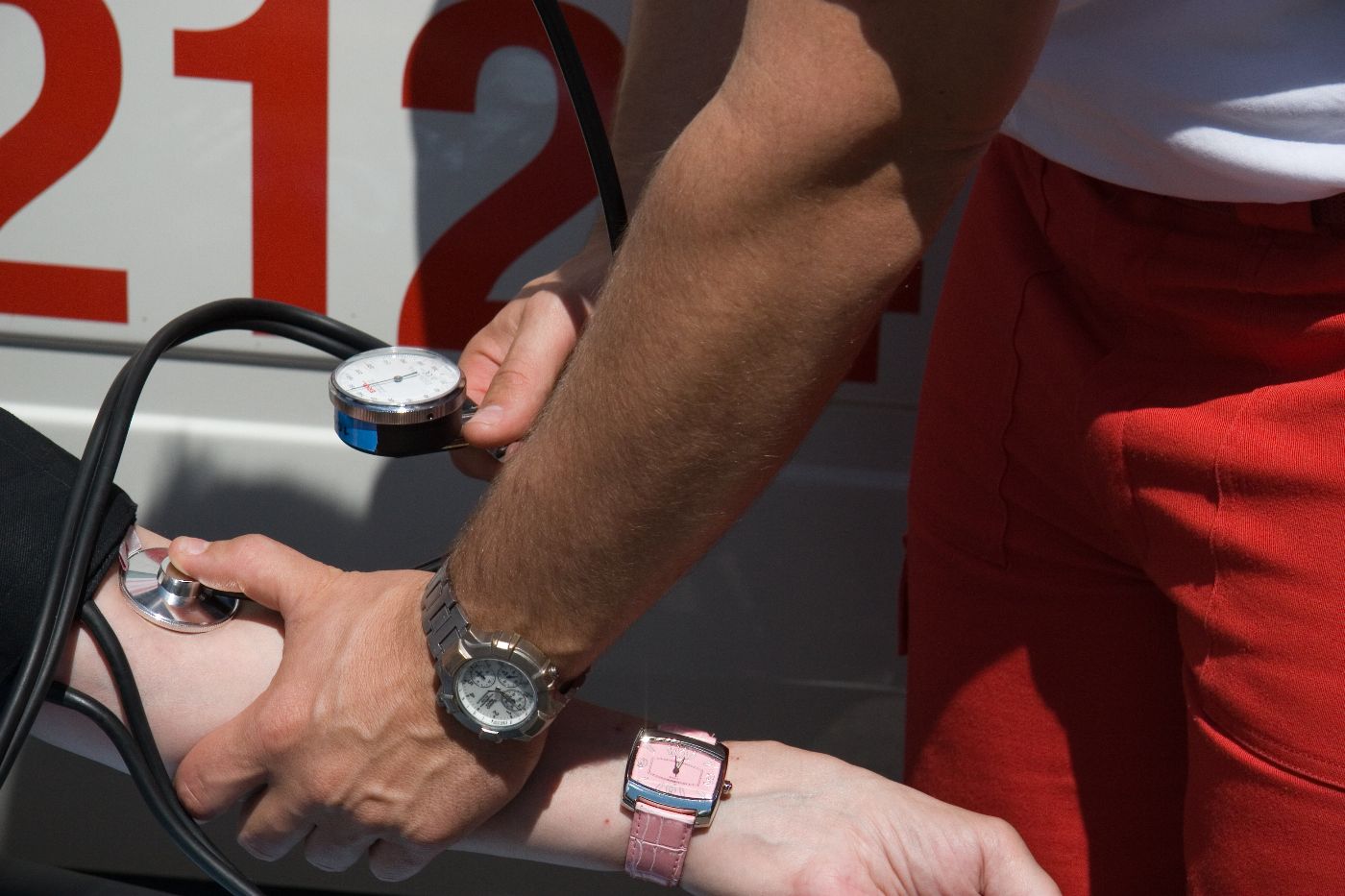 Ein Sanitäter führ eine Blutdruckmessung durch