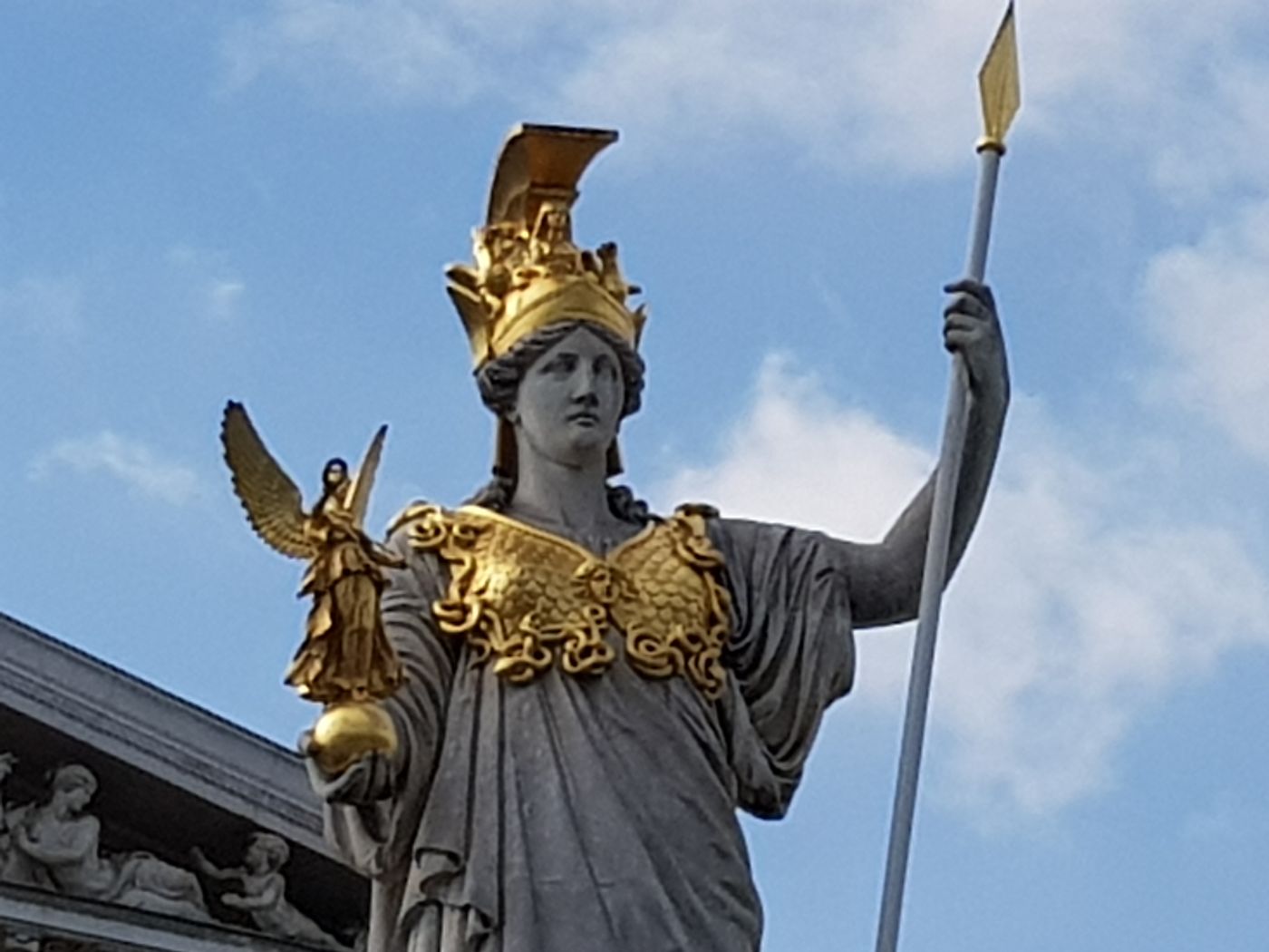 Foto der Statue der Pallas Athene vor dem österreichischen Parlament zur Illustration.