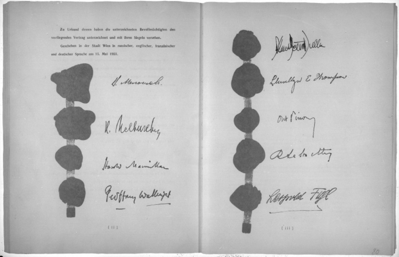 Schwarz-weiß-Bild zur Illustration. Das Bild zeigt zwei Seiten des Staatsvertrages von 1955 mit Unterschriften und Sigeln.