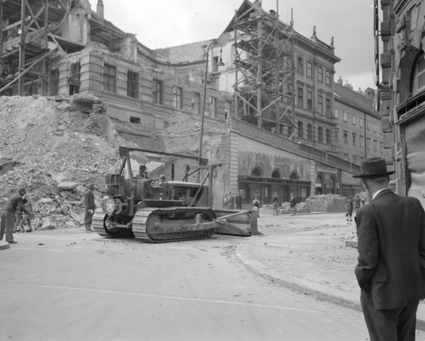 Schwarz-weiß-Foto zur Illustration. Ein amerikanischer Raupenschlepper führt vom Lobkowitzplatz Schutt ab, Oktober 1946