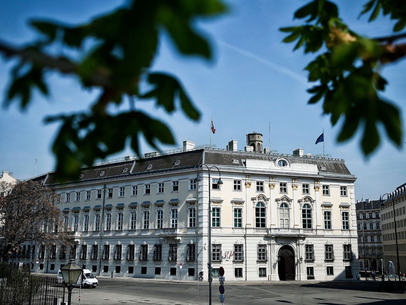 Foto Österreichisches Bundeskanzleramt am Ballhausplatz in Wien im Frühling.