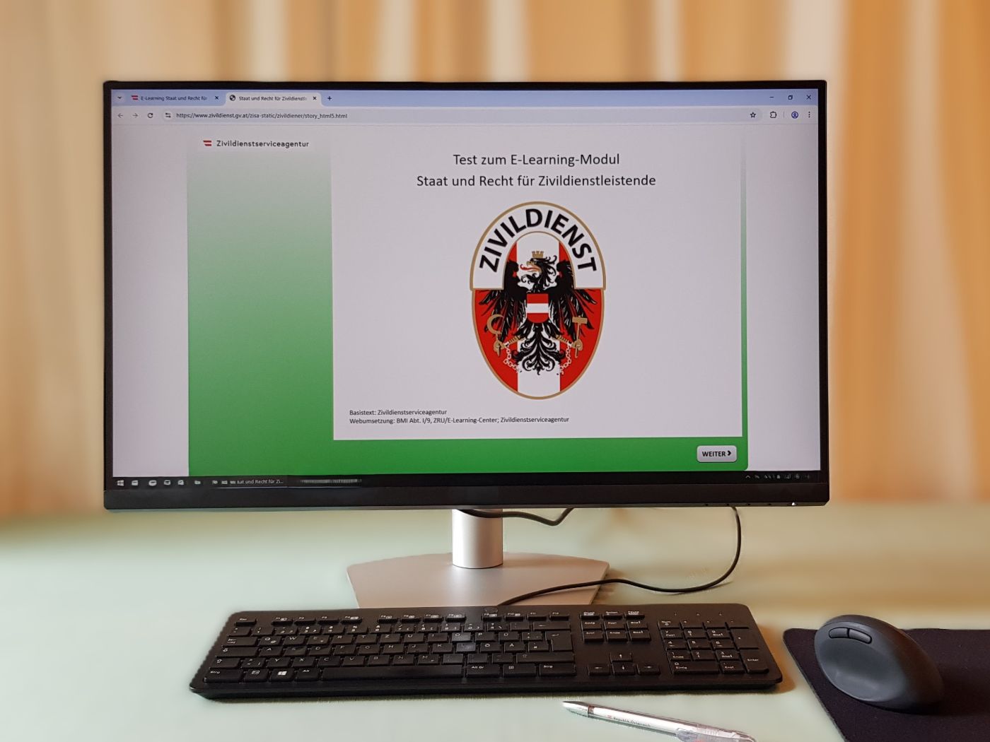 Auf einem Computer-Bildschirm ist der Online-Test E-Learning "Staat und Recht" für Zivildienstleistende zu sehen.