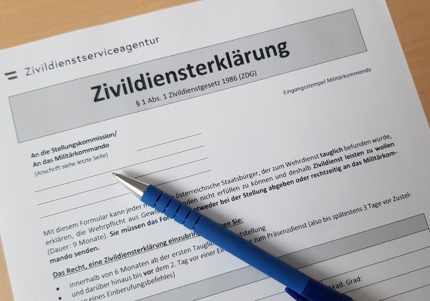 Symbolfoto der ersten Seite des Formulars Zivildiensterklärung, auf dem Formular liegt ein blauer Kugelschreiber
