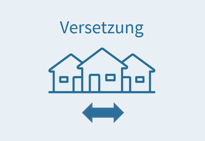 Symbolbild mit der Überschrift "Versetzung", sowie 3 Häusern und einem Richtungspfeil unterhalb der 3 Häuser. Der Richtungspfeil zeigt nach rechts und links.